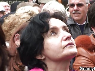 سخت از یک جوجه کانال بازیهای سکسی به یک پسر سیاه و سفید با albacom